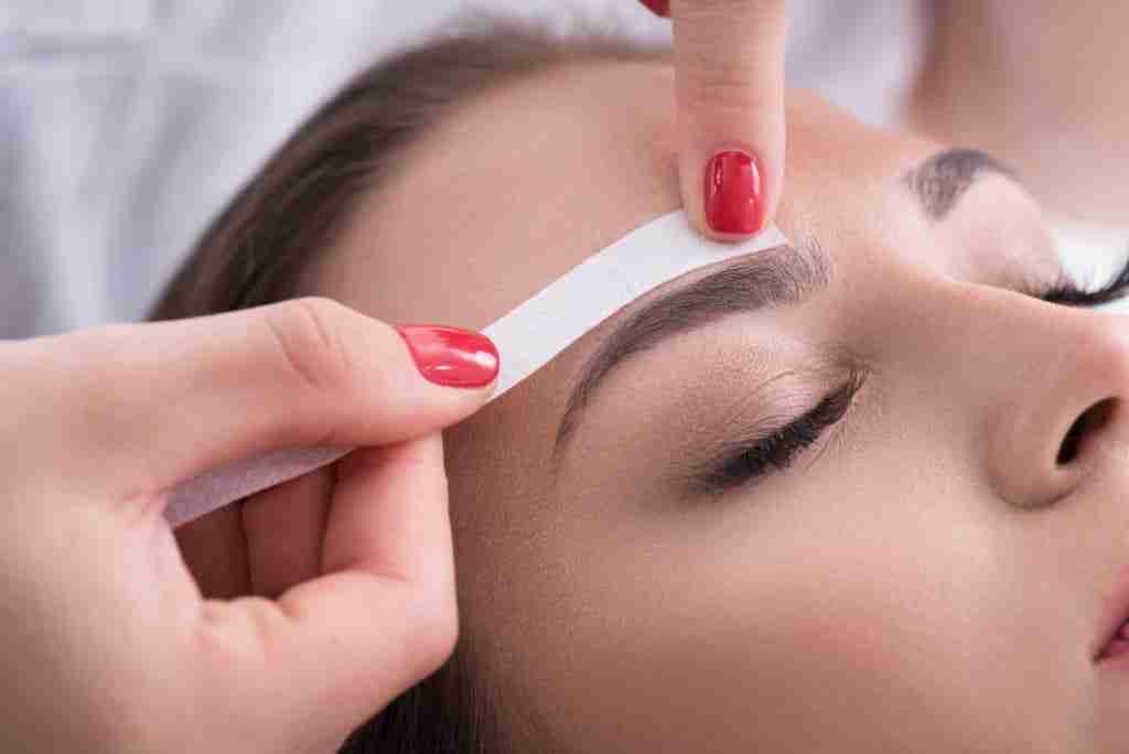 girl getting eyebrow waxing