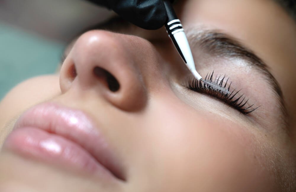 A Complete Guide to a Keratin Lash Lift vs. Regular Lash Lift 1 putting on lash lift solution