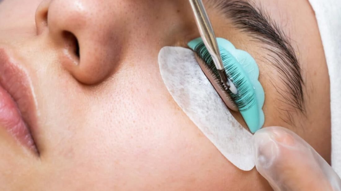 keratin lash lift service being done