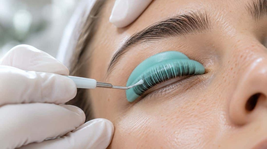 Lash lift applicator separating lashes on a silicone shield